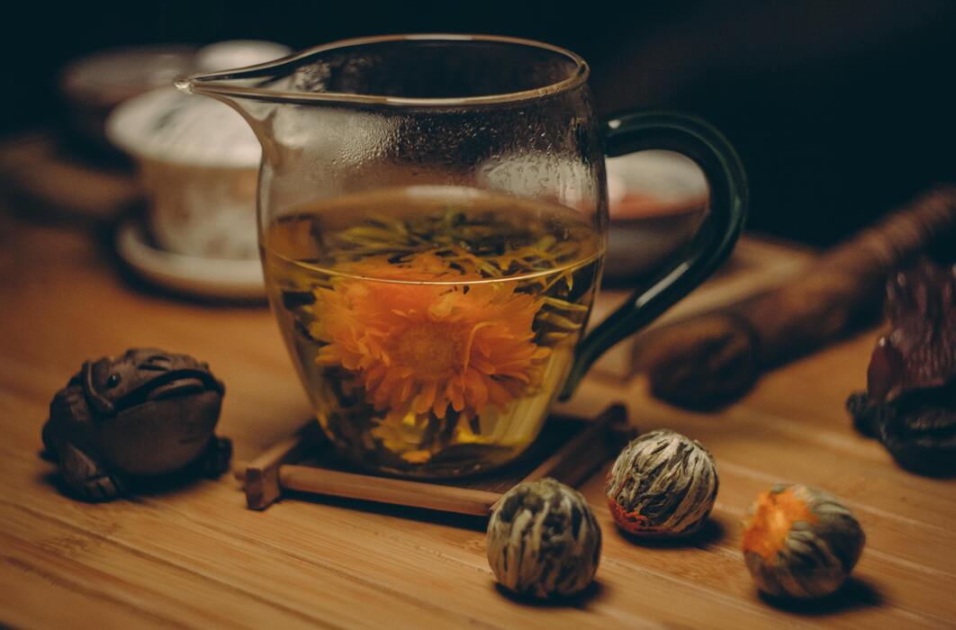 Entre Hojas y Serenidad: El Arte de la Relajación en Infusión