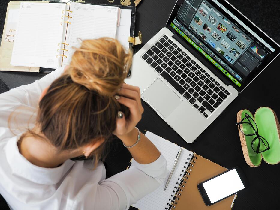 Lauree, Scrivanie e Destini: Il Vero Legame tra Apprendimento e Sostentamento