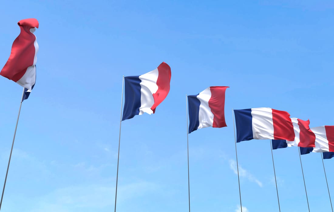 Macron, Mélenchon, et Nous : Qui Tient Vraiment les Rêne