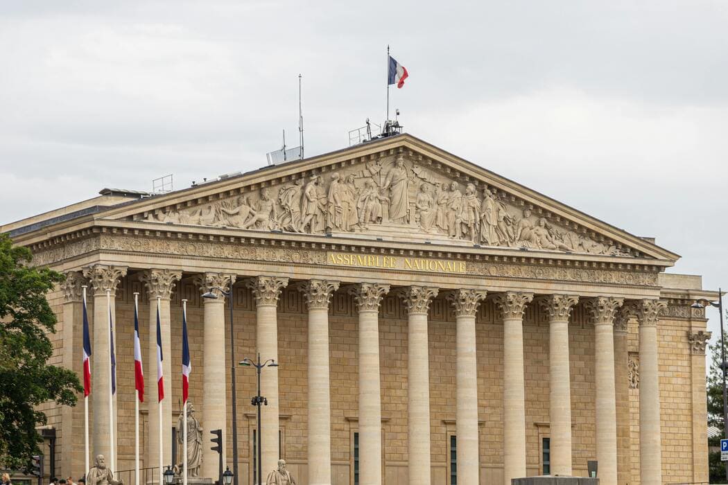 How Proofreading and Editing Shape French Political News